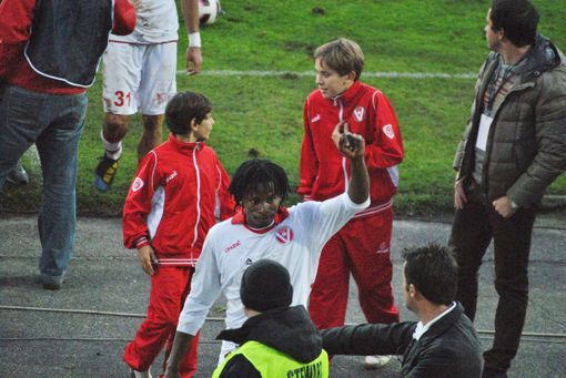 Willy Osuji, classe '90: un pezzetto della scalata alla serie B del Varese alla corte della Sanremese del presidente Masu (foto Ezio Macchi) Willy Osuji, classe '90: un pezzetto della scalata alla serie B del Varese alla corte della Sanremese del presidente Masu (foto Ezio Macchi)