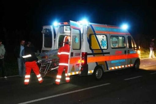 Auto sfonda il guard rail e finisce sul tetto di una casa: muore un giovane di 30 anni