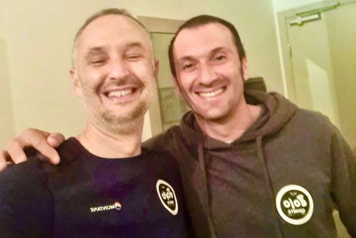 La gioia del Caio e di Basso nella notte dopo l'impresa di Lorenzo Fortunato e della Eolo-Kometa sullo Zoncolan La gioia del Caio e di Basso nella notte dopo l'impresa di Lorenzo Fortunato e della Eolo-Kometa sullo Zoncolan