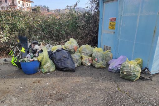 Abbandono di rifiuti "chic" a Caravate: rinvenuti anche una bottiglia di spumante e gusci di ostriche