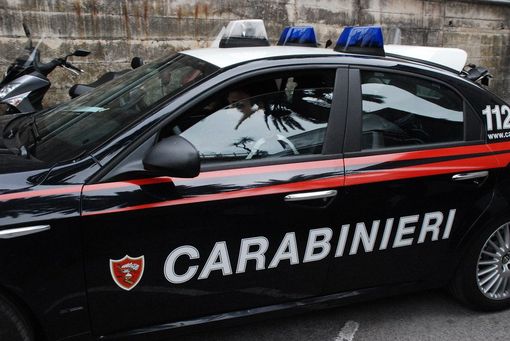 Giovani in auto con una pistola e mezzo chilo di droga. Presi dopo un inseguimento a Solbiate Arno