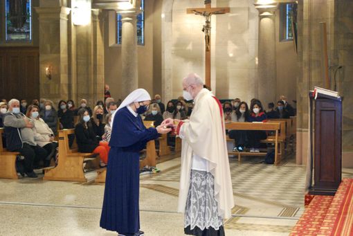 Suor Maria Daniela riceve la comunione da monsignor Luigi Stucchi (tutte le foto di Giulio Nozza)
