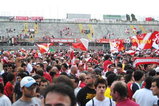 Quando il popolo biancorosso potrà riversarsi di nuovo sul campo del Franco Ossola per festeggiare? (foto Ezio Macchi)