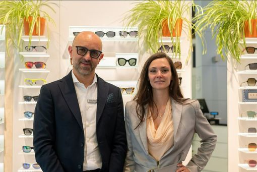 Fabrizio Vettore, a sinistra, Ottico Optometrista, titolare di Vettore Ottica, con Elena Zoja (foto Fabio Cadringher)
