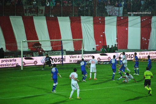 La traversa colpita da Neto sotto gli occhi di Terlizzi, con la maglia numero 88, nella finale di ritorno per la serie A persa contro la Sampdoria (foto Ezio Macchi) La traversa colpita da Neto sotto gli occhi di Terlizzi, con la maglia numero 88, nella finale di ritorno per la serie A persa contro la Sampdoria (foto Ezio Macchi)