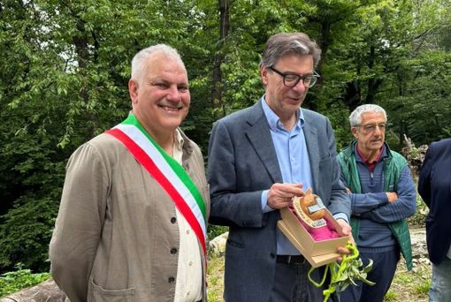 Il ministro Giorgetti a Orino con il sindaco Raos e il suo predecessore Moia