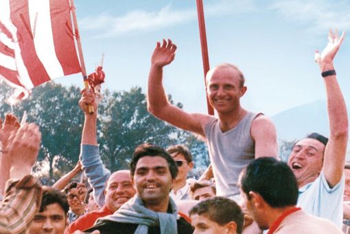 Il Peo in festa per una promozione del Grande Varese sulla copertina del libro di Stefano Affolti "Peo Maroso, leggenda del calcio bandiera del Varese" (Pietro Macchione Editore)