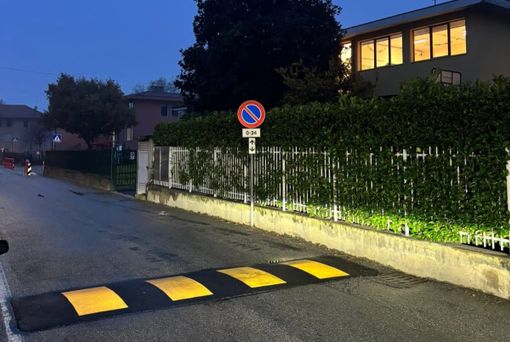 I nuovi dossi installati vicino alla scuola di Cocquio Trevisago