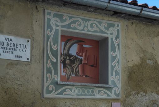 Uno dei tanti affreschi presenti sui muri di Arcumeggia