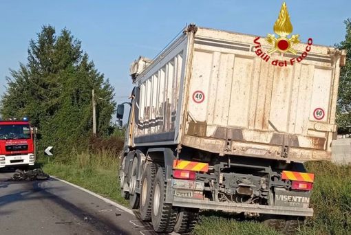 Schianto tra una moto e un camion: un morto a Lainate Schianto tra una moto e un camion: un morto a Lainate