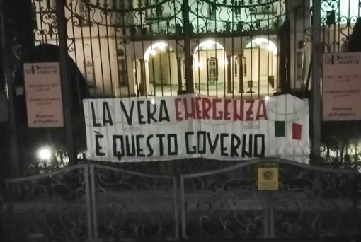 Striscione contro il nuovo Dpcm sui cancelli di Villa Recalcati