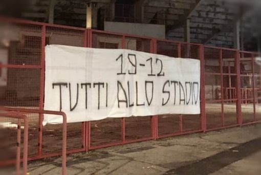Scende la sera al Franco Ossola ma lo striscione che chiama a raccolta il pubblico biancorosso per Varese-Casale è sempre lì