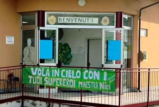 Lo striscione dedicato alla maestra Nika affisso all'ingresso della scuola di Ranco Lo striscione dedicato alla maestra Nika affisso all'ingresso della scuola di Ranco