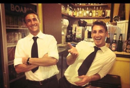 La foto postata da Pietro Epifano con il fratello Attilio per il compleanno della Paranza. Lo spirito e l'accoglienza sono sempre quelli degli inizi La foto postata da Pietro Epifano con il fratello Attilio per il compleanno della Paranza. Lo spirito e l'accoglienza sono sempre quelli degli inizi