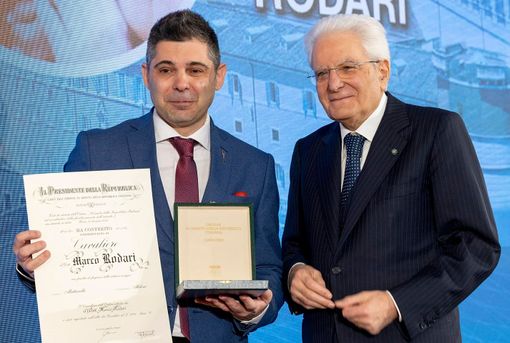 Marco Rodari con il presidente Mattarella (foto dalla pagina Facebook del Claun il Pimpa) Marco Rodari con il presidente Mattarella (foto dalla pagina Facebook del Claun il Pimpa)