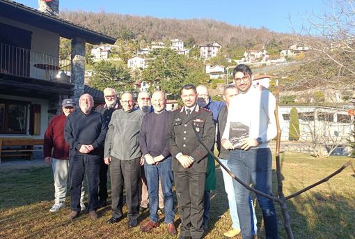 Maccagno, sindaco, parroco, carabinieri e alpini si scambiano gli auguri di Natale