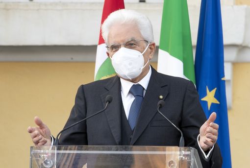 L'OPINIONE. Altro che God save the queen, Dio salvi Mattarella