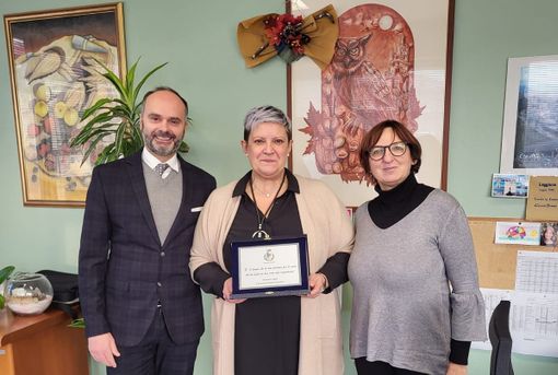 La professoressa Francesca Vanoli tra il sindaco di Caravate Nicola Tardugno e il vicesindaco Ilaria Azzimonti La professoressa Francesca Vanoli tra il sindaco di Caravate Nicola Tardugno e il vicesindaco Ilaria Azzimonti