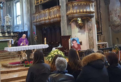 Busto, una folla commossa per l’ultimo saluto a Stefano Baldoni Busto, una folla commossa per l’ultimo saluto a Stefano Baldoni