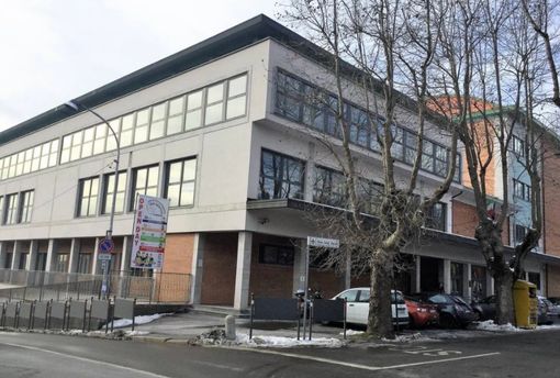 Stop a unghie troppo lunghe, niente ombelico di fuori o abiti troppo corti: l'Isis "Newton" di Varese fa scuola con il "dress code" tra i banchi