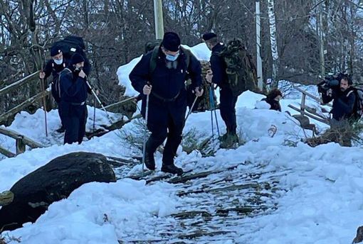 I carabinieri zaino spalla sui sentieri innevati: una consegna speciale per il Natale a Monteviasco