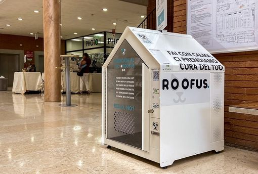 Una delle cucce smart di Roofus posizionata fuori da una quarantina di supermercati