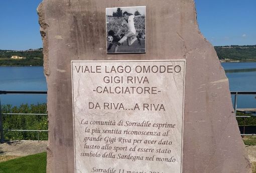 Il cippo a memoria di Gigi Riva inaugurato sul lungolago del Comune sardo di Sorradile Il cippo a memoria di Gigi Riva inaugurato sul lungolago del Comune sardo di Sorradile