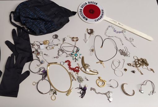 Scopre i ladri in casa e tenta di fermarli: calci e pugni per difendere i gioielli