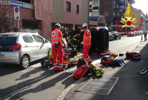 Auto si ribalta dopo uno scontro: paura per una bambina di dieci anni