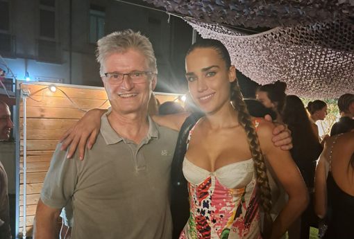 Il sindaco di Travedona Monate Fiombo con Clara (foto dalla pagina Facebook del Comune) Il sindaco di Travedona Monate Fiombo con Clara (foto dalla pagina Facebook del Comune)