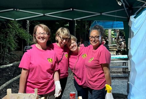 Chiara Zanasca (seconda da sinistra) in una foto pubblicata sui social dalla Pro Loco Morazzone