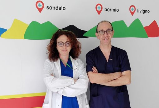 la dr.ssa Giuditta Giussani, Responsabile della SC Neurologia di ASST Valtellina e Alto Lario, e il Dott. Simone Vidale, Direttore della Neurologia varesina, scattata nel Presidio Ospedaliero di Sondalo