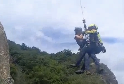Ragazza salvata su una ferrata da un elicottero dei vigili del fuoco Ragazza salvata su una ferrata da un elicottero dei vigili del fuoco