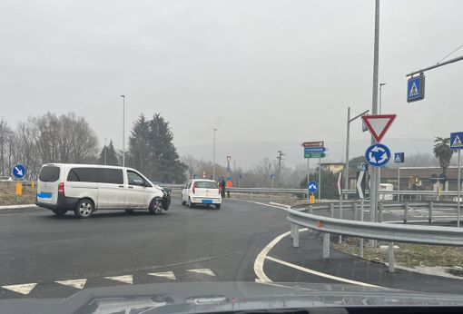 L'immagine dell'incidente avvenuto sabato pomeriggio nella rotonda della superstrada a Mercallo (foto dalla pagina Facebook di "Mercallo Futuro Ideale") L'immagine dell'incidente avvenuto sabato pomeriggio nella rotonda della superstrada a Mercallo (foto dalla pagina Facebook di "Mercallo Futuro Ideale")