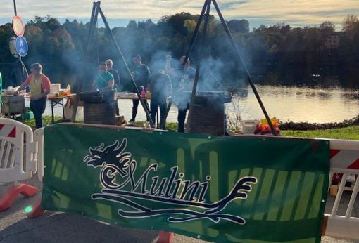 Sulle rive del Ticino la castagnata del Rione Mulini di Sesto Calende Sulle rive del Ticino la castagnata del Rione Mulini di Sesto Calende