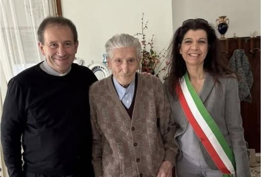 Giancarlo Balzarini tra don Roberto e il sindaco Beccegato (foto dalla pagina Facebook del sindaco)