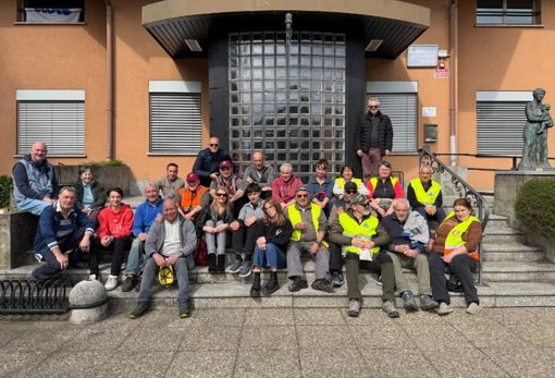 Si è tenuta ieri a Bisuschio la Giornata Ecologia: foto di gruppo fuori dalla sede del Comune Si è tenuta ieri a Bisuschio la Giornata Ecologia: foto di gruppo fuori dalla sede del Comune