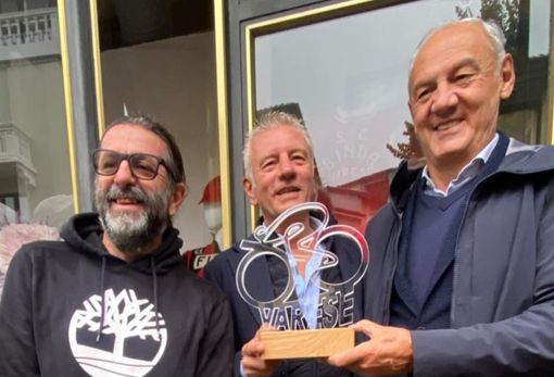 Nella foto da sinistra: Roberto Zocchi (vice sindaco Gavirate), Massimo Parola (sindaco di Gavirate) e Renzo Oldani (presidente S.C.Binda) con il trofeo che verrà assegnato al vincitore della Tre Valli Varesine Nella foto da sinistra: Roberto Zocchi (vice sindaco Gavirate), Massimo Parola (sindaco di Gavirate) e Renzo Oldani (presidente S.C.Binda) con il trofeo che verrà assegnato al vincitore della Tre Valli Varesine