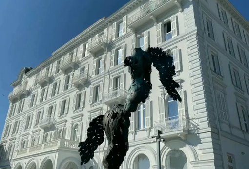 L'opera scultorea intitolata Re Nasci dell'artista Elena Rede esposta a Sanremo L'opera scultorea intitolata Re Nasci dell'artista Elena Rede esposta a Sanremo