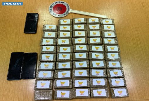 Trovati con 49 panetti di hashish nella borsa della spesa. Colpo allo spaccio in Autolaghi Trovati con 49 panetti di hashish nella borsa della spesa. Colpo allo spaccio in Autolaghi