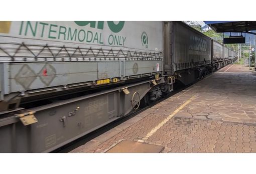 Sei autisti di tir senza green pass, il treno che li porta in Italia rimandato in Svizzera