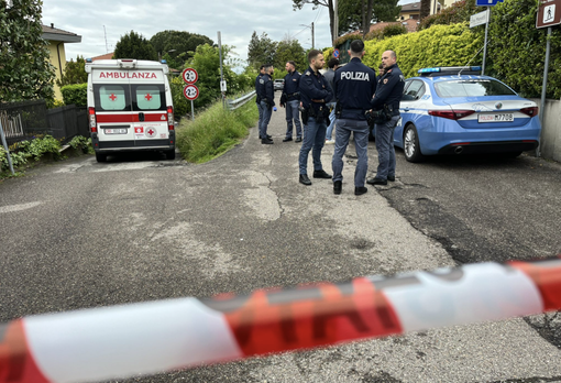 La polizia e l'ambulanza sul luogo dell'aggressione, in via Menotti a Varese La polizia e l'ambulanza sul luogo dell'aggressione, in via Menotti a Varese