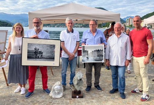 I vincitori di Lago d'Arte assieme a Federica Gentile (presidentessa della Biblioteca, a sinistra) e Marco Prestifilippo (sindaco di Porto Ceresio, a destra)