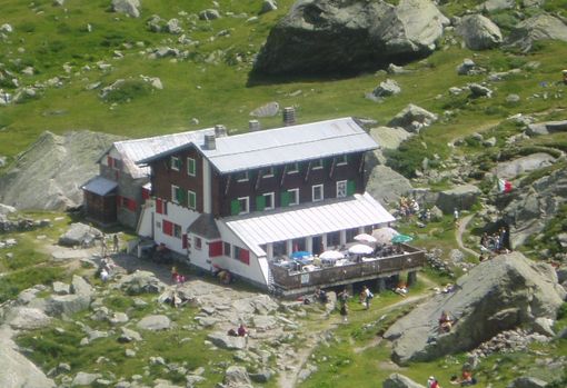 Il Rifugio Zamboni Zappa, a 2.070 metri in alta Valle Anzasca, sotto la parete est del Monte Rosa: raggiunto dall'amata Macugnaga anche da molti turisti della nostra provincia