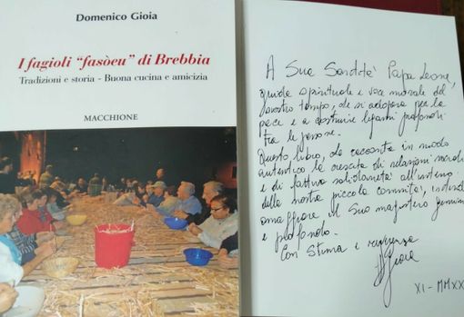 Il libro sul fagiolo di Brebbia con dedica donato a Papa Leone