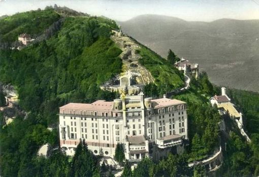 Il Grand Hotel Campo dei Fiori domina Varese dai primi del Novecento, fu chiuso nel luglio 1968. Il risveglio del turismo è un'opportunità da cogliere per risvegliarlo a nuova vita. Per le foto della gallery si ringrazia Fausto Brianza