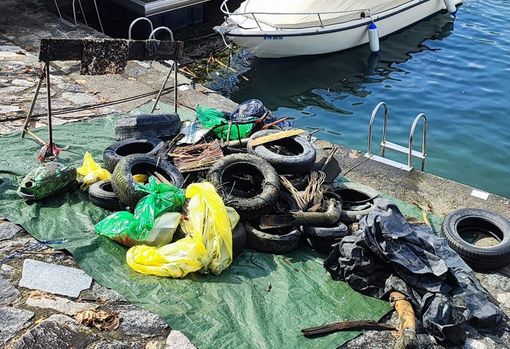 FOTO. Uno stereo, un'aspirapolvere, 25 pneumatici e 500 chili di rifiuti: la "pesca" della Pro Loco di Ranco nel Lago Maggiore FOTO. Uno stereo, un'aspirapolvere, 25 pneumatici e 500 chili di rifiuti: la "pesca" della Pro Loco di Ranco nel Lago Maggiore