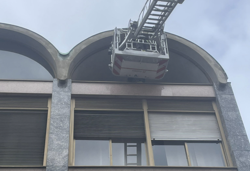 Busto, vigili del fuoco in tribunale per una vetrata pericolante Busto, vigili del fuoco in tribunale per una vetrata pericolante