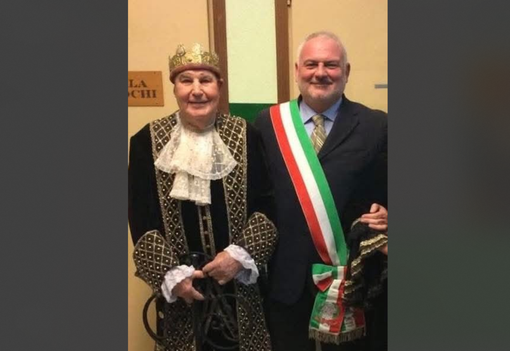 Gianni Vella nei panni di Re Guzz con il sindaco Mastromarino Gianni Vella nei panni di Re Guzz con il sindaco Mastromarino