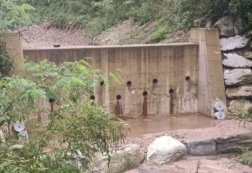 Una delle "barriere" costruite sul Tinella dal Comune di Luvinate Una delle "barriere" costruite sul Tinella dal Comune di Luvinate